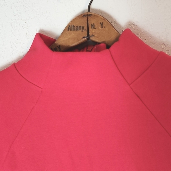 NWT Fabletics red sweatshirt top, zip back, thumb holes, sz XL - Picture 3 of 10
